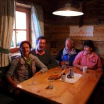 Die Sennleut in der Stub´n der Loosbühelalm.