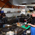 Kameramann Christian filmt Heidi bei der Arbeit in der Küche der Laireiteralm