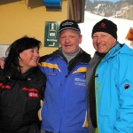 Winning-Team: Regisseurin Lisa Braune mit Moderator Harry Prünster und Parkplatzwart Bernd