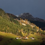 Sonnenfenster vor der Höllwand an grauem Herbstmorgen