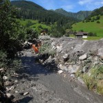 Steine, Schlamm und Holz versperren den Graben.