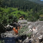 Steine, Schlamm und Holz versperren den Graben.