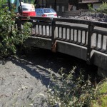 Nach stundenlangen Baggerarbeiten ist immer erst ein wenig Platz unter der Brücke