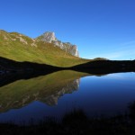 Das Hochegg spiegelt sich im morgendlichen Schuhflickersee