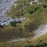 Blick hinab in den Talkessel hinter der Höllwand. Hier ist im Krieg mal ein Flugzeug abgestürzt