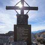 Gipfelkreuz und Schrifttafel am Sandkogel