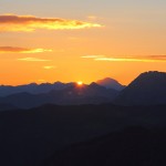 Neben dem Hochgolling steigt die Sonne empor