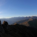 Aufstieg im Schatten der Berge zum Schuhflicker. Der Blick zurück.