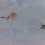 Das Pistengerät mit Frontschleuder macht den Ballon mit Schnee zu