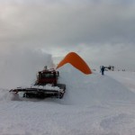 Das Pistengerät mit Frontschleuder macht den Ballon mit Schnee zu