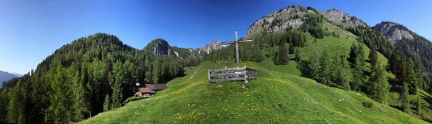 Kreuz nahe der Niggeltalalm (Igltalalm) mit Blick hur Höllwand