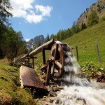 Die Kraft des Wassers wird auf der Alm genutzt zum Butterrühren am Wasserrad