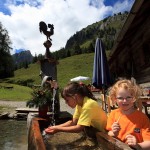 Anna und Christina am Almbrunnen der Igltalalm