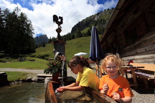 Anna und Christina am Almbrunnen Igltalalm