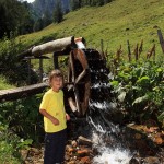 Anna am Wasserrad bei der Igltalalm