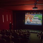 Alle schauen gespannt auf die Leinwand