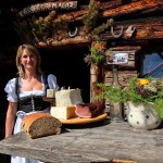 Auch auf der Alm wird das Dirndl gern getragen und gesehen