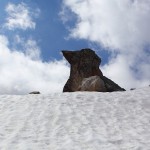 Wie ein riesiger Vogel hockt diese Steinformation oben am Grat