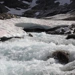 Wild rauschend schießt das Wasser ins Tal