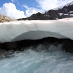 Tosend kommt es aus dem Gletscherdom hervor