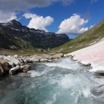 Blick über den Gletscherbach hinweg hinauf zum Keeskogel