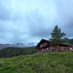 Eine dicke Wolkendecke breitet sich über der Modereggalm aus