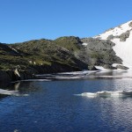 Eisschollen schwimmen noch im See umher.