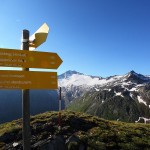 Wegmarkierung vor der Kulisse der Tauernkönigin