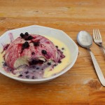 Nach einer Frittatensuppe gönne ich mir noch einen Germknödel mit Heidelbeeren