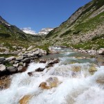 Tosend kommt das Wasser aus dem Kleinelendtal ...