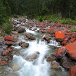 Gleich hinter der Ötzlhütte findet man im Bach diese roten Steine.