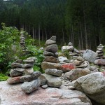 Stoamandl auch hier unten. Während sie oben am Berg der Orientierung dienen, wurden sie hier rein zum Spaß aufgebaut.