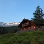 Der Tag erwacht - die Sonne taucht den Gipfel in zartes Licht