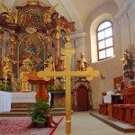 Das Kirchturnkreuz vorne im Altarraum