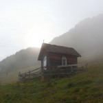 Ein zarter Sonnenstrahl durch die Woken erhellt die Kapelle an der Rothofalm