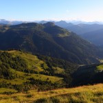 Blick nach Süden, rechts die Unterwandalm (1.600 m), links die Karseggalm (1.603 m), Bildmitte: Saukarkopf (2.048 m)