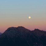 Derweilen hinter mir: Die Berge verschwinden im Grau des Abends während der Mond immer höher steigt