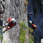 Von unten kommt eine kleine Klettergruppe nach