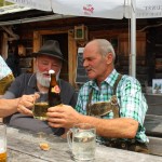 Sepp Forcher und Vestl von der Viehhausalm. Prost.