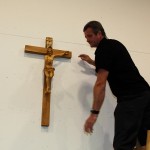 Das neu geweihte Kreuz findet seinen Platz im Krafthaus