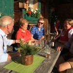 Lustige Jägerrunde mit dem Almleuten der Kreealm (Mitte)