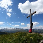 Gipfel Kreuzeck (2.204 m) mit Blick zu den hohen Tauern