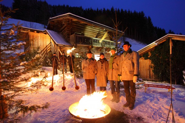 Dezember 2014: Salzburger Bergadvent - Großarler Almgesang und Hüttschlager Alphornbläser an der Krippenwerkstatt