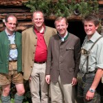 Wenn hoher Besuch kommt schlüpft man auch ins schönste Gwandl. Unserem Herrn Landeshauptmann (2. vr) könnte Lederhose durchaus stehen.