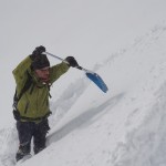 LWK Obmann Ignaz gräbt ein Schneeprofil und daraus anschließend einen Block mit 90 x 30 cm um die Stabilität des Hanges zu testen