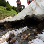 So dünn war die Schneedecke über den Bach im Bereich des Steiges bereits.