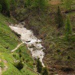 Lawinenreste blockieren den Wanderweg.