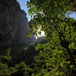 Beim Blick nach oben berühren sich fast die Felsen, unter der Sonne die Brücke der Großarler Landesstraße