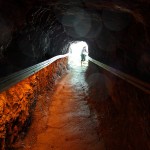 Ein Stück des Weges führt durch einen gut ausgeleuchteten Tunnel