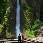 Beeindruckt bestaunen die Besucher den Wasserfall